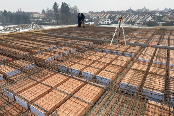 AKTUÁLNĚ DOKONČUJEME STROPY U VŠECH DOMŮ